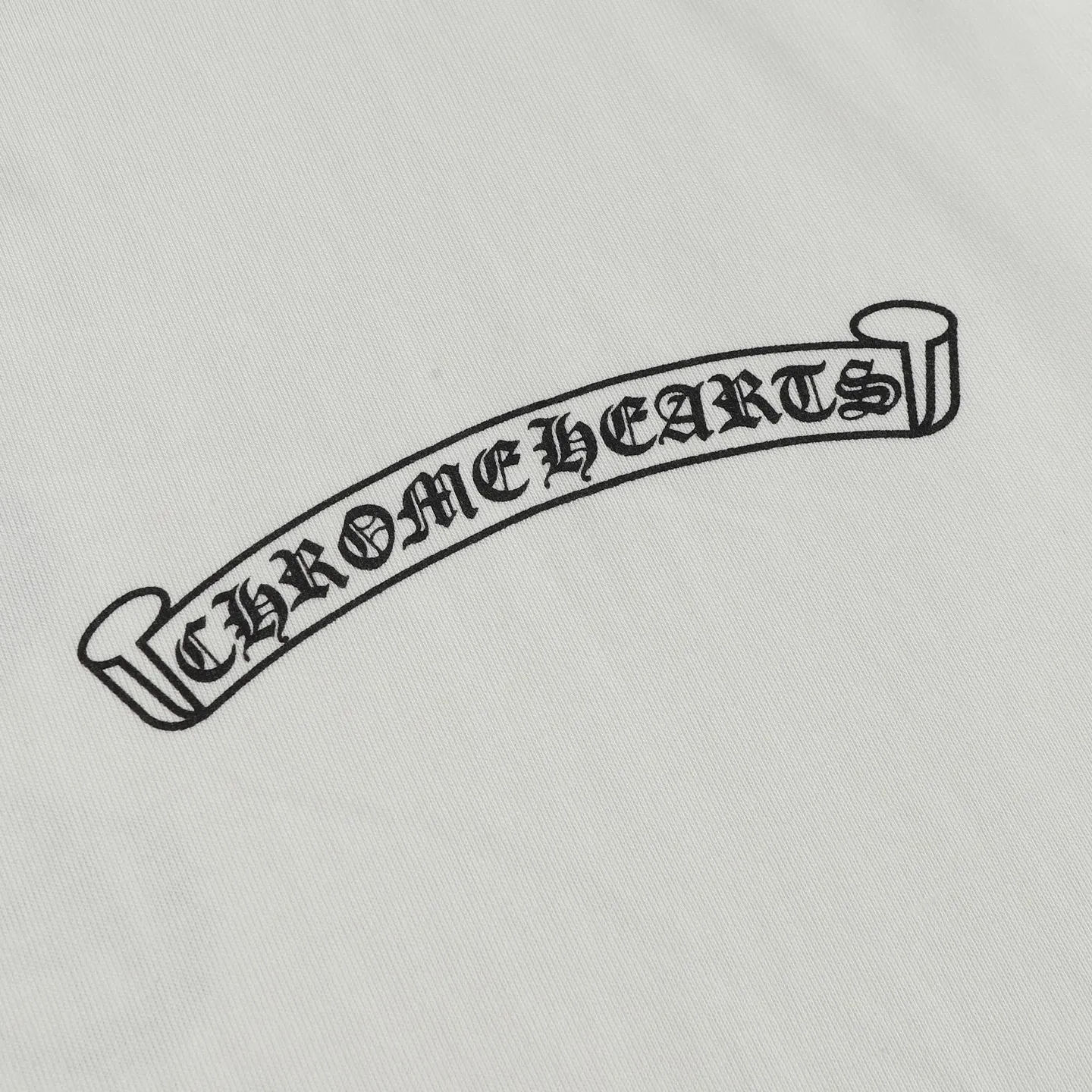 🅿️170 Chrome hearte/Chrome heart ch 25ss early spring new Sanskrit logo short-sleeved T-shirt. A must-have item for daily commuting for men and women in light luxury. The correct version is welcome to compare. Detailed features: ·280 grams of 100% pure cotton double yarn jersey fabric. ·Custom-dyed special thickening in the same vat. 32 count double-strand 1x1 thread. Size: XS-L